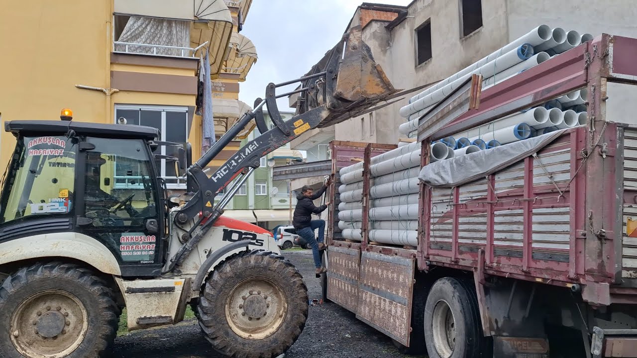 Beko Loder Hidromek 102s Forklift Çatalı ile Çalışma Kamyondan Boru İndiriyoruz 