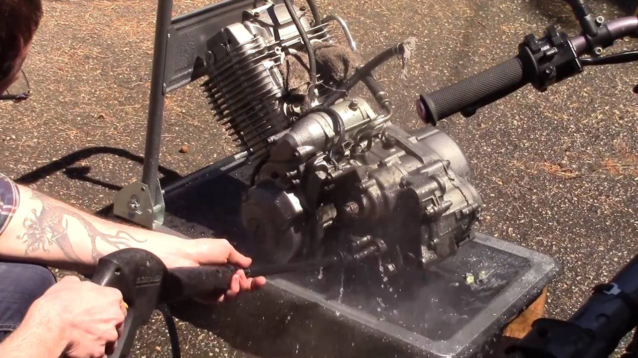 Refreshing and resealing a big single cyl 4 strokes : 1/4