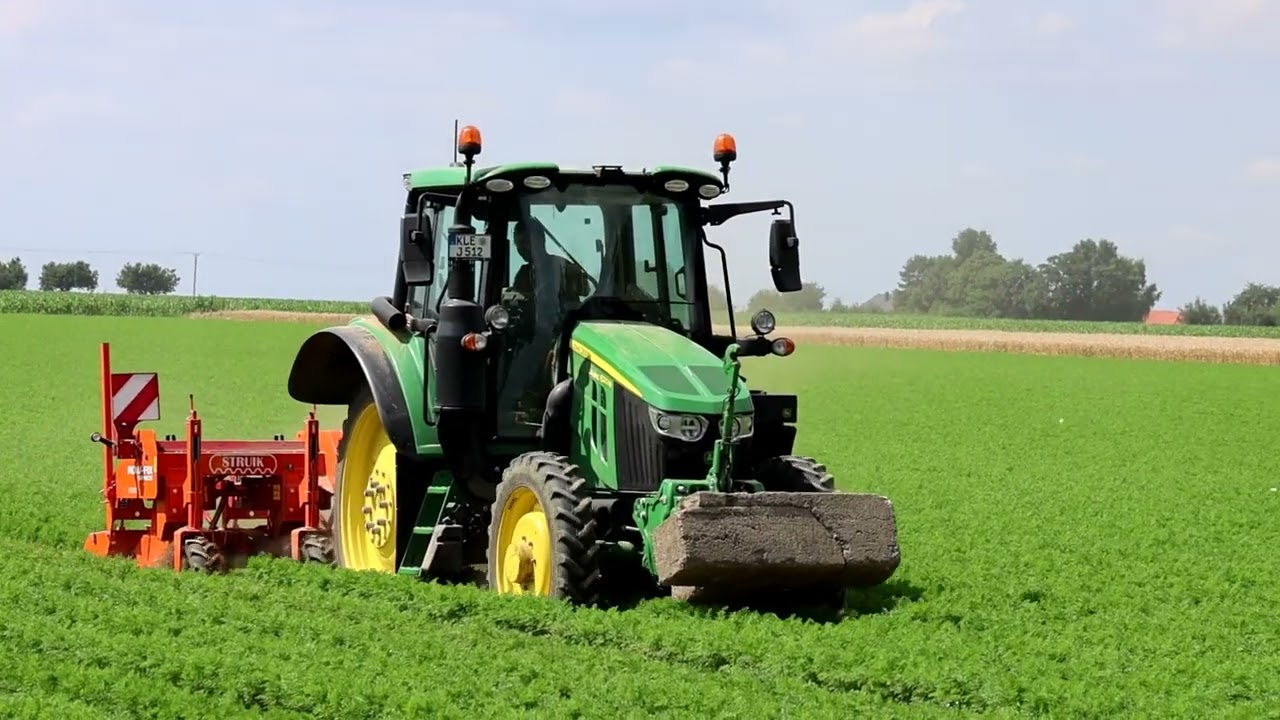 JohnDeere 6120 M mit STRUIK ROW-FIX Space in den Möhren.