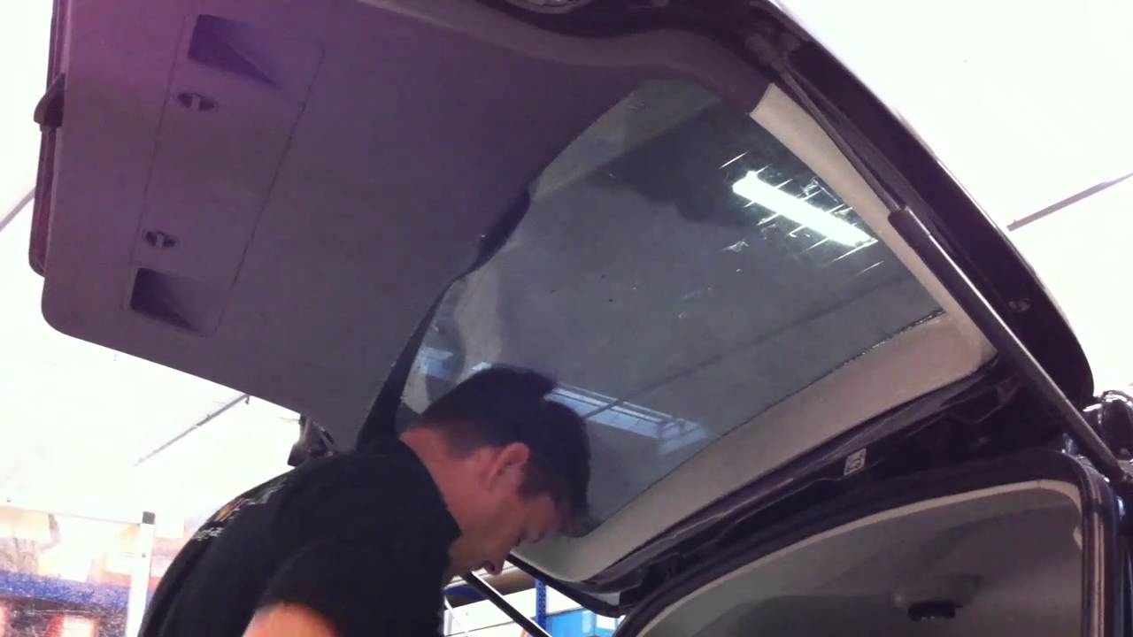 Back window tint installing by Solfilmgruppen.dk