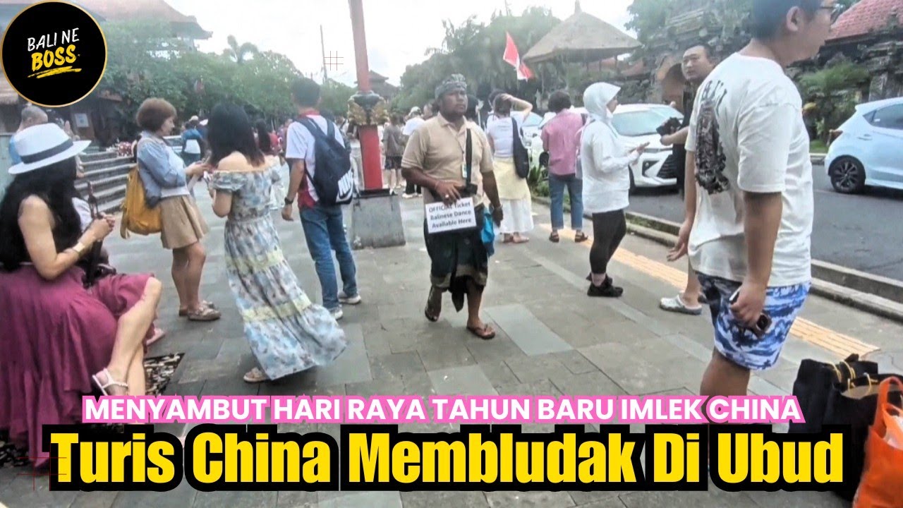 Turis China membludak di Ubud center Bali menyambut hari raya besar Imlek 