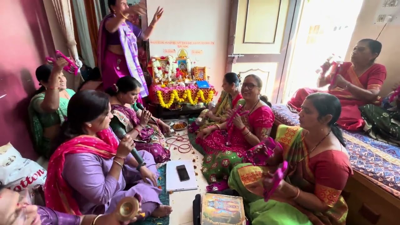 લખેલું છે 🌷આ બેન ચલતી ના ભજન સુપર…ગાય છે 