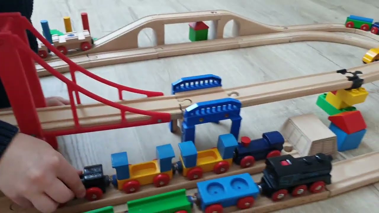 Große Holzeisenbahnstrecke mit Brücke, Schranken, vielen Zügen und Autos (ruhiges Spielvideo Kinder)