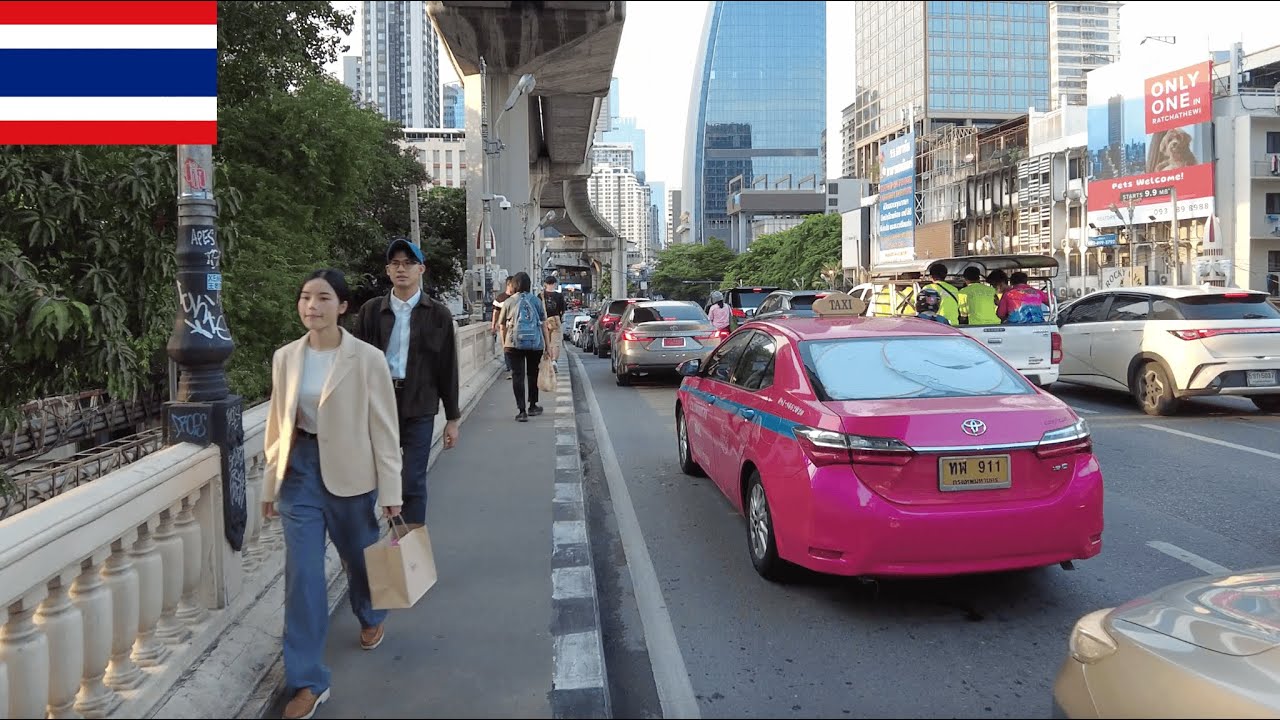 Bangkok Rush Hour Walk Thailand 🇹🇭 | Siam To Victory Monument Bustle & Food Stalls | Bangkok 4K Tour