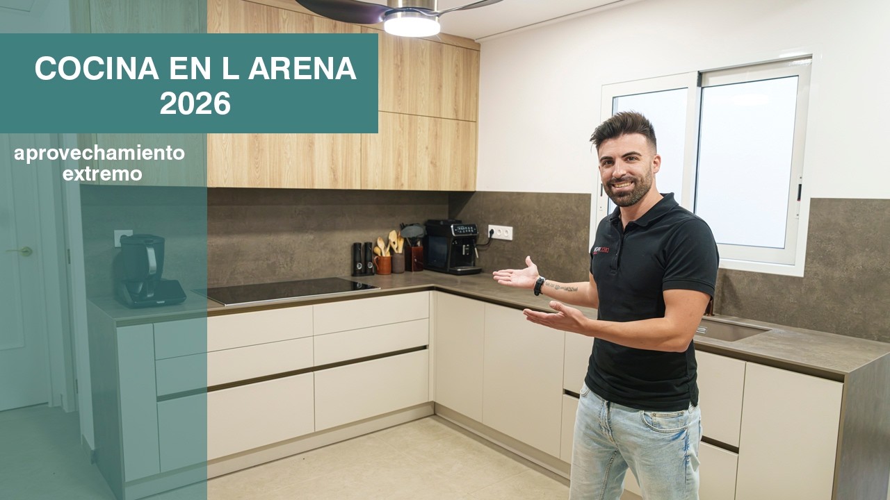 Cocina en L moderna 2026 🔥 Arena + Madera Ortisei con columnas completas