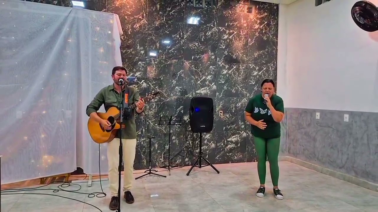 Não há ninguém como o SENHOR, nosso Deus, que tem o seu trono nas alturas,Salmos  -  113.5