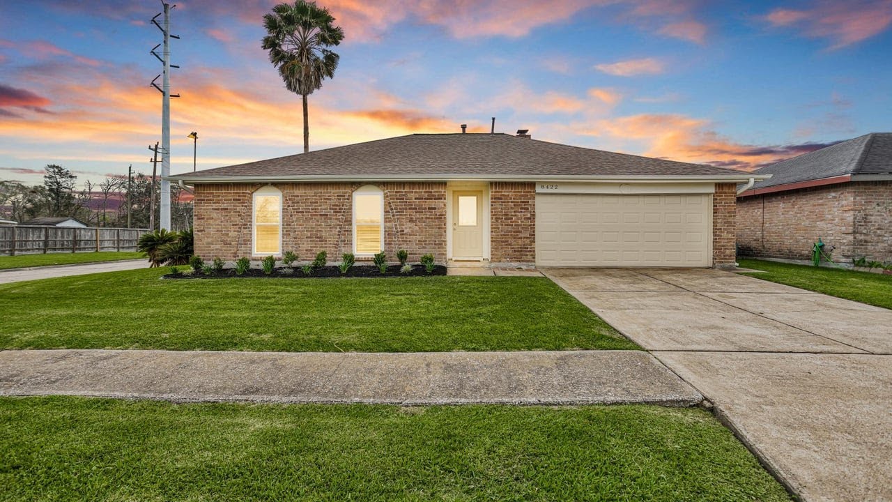 8422 Oakhaven Rd, La Porte, TX