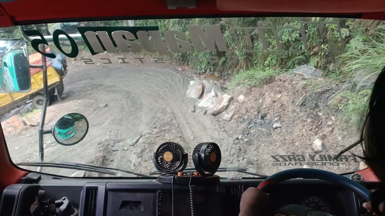 Kondisi jalan sebelum terjadi longsor besar 