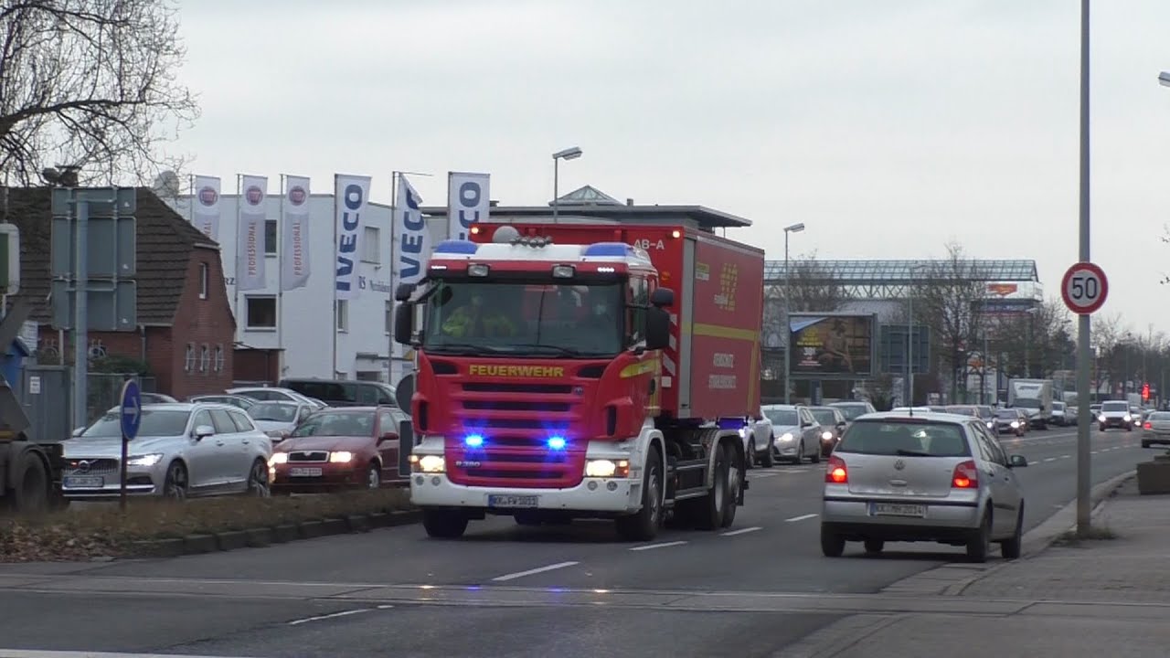 Einsatzfahrten zum Großbrand in Lagerhalle in Krefeld