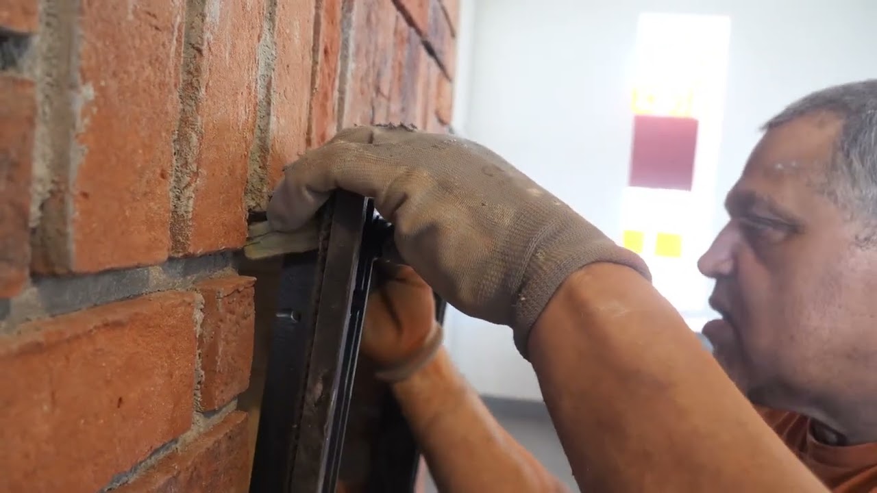 Tutoriel Debriel : la pose de la porte du foyer.