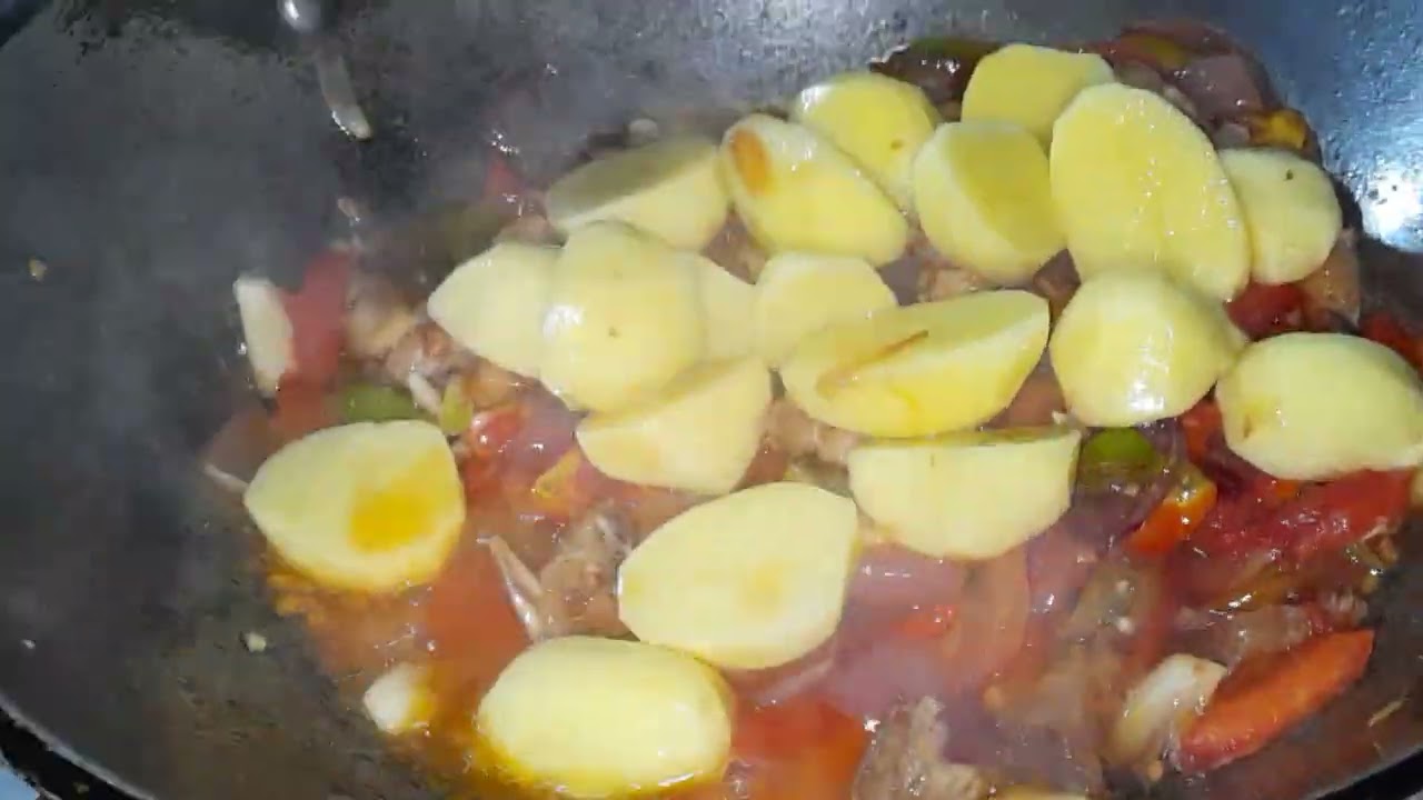 ADOBONG PATATAS NA MAY KUNTING KARNE 😅😅  