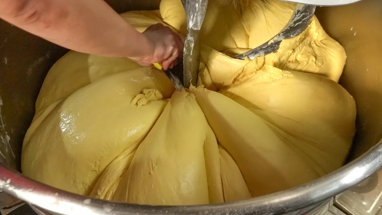 Производство гигантского дынного хлеба (Melonpan) на Тайване - тайваньская уличная еда