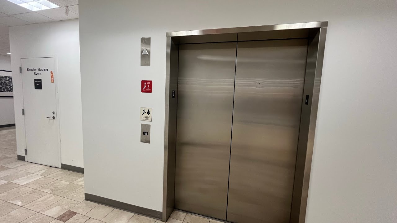 Гидравлический лифт Schindler MT, магазин Macy’s Men, торговый центр Fair Oaks, Фэрфакс, Вирджиния