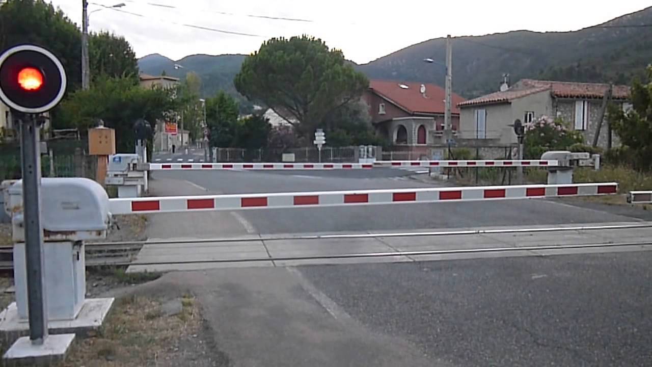 Quillan, pas a nivell / Quillan, passage à niveau ***Train SNCF***