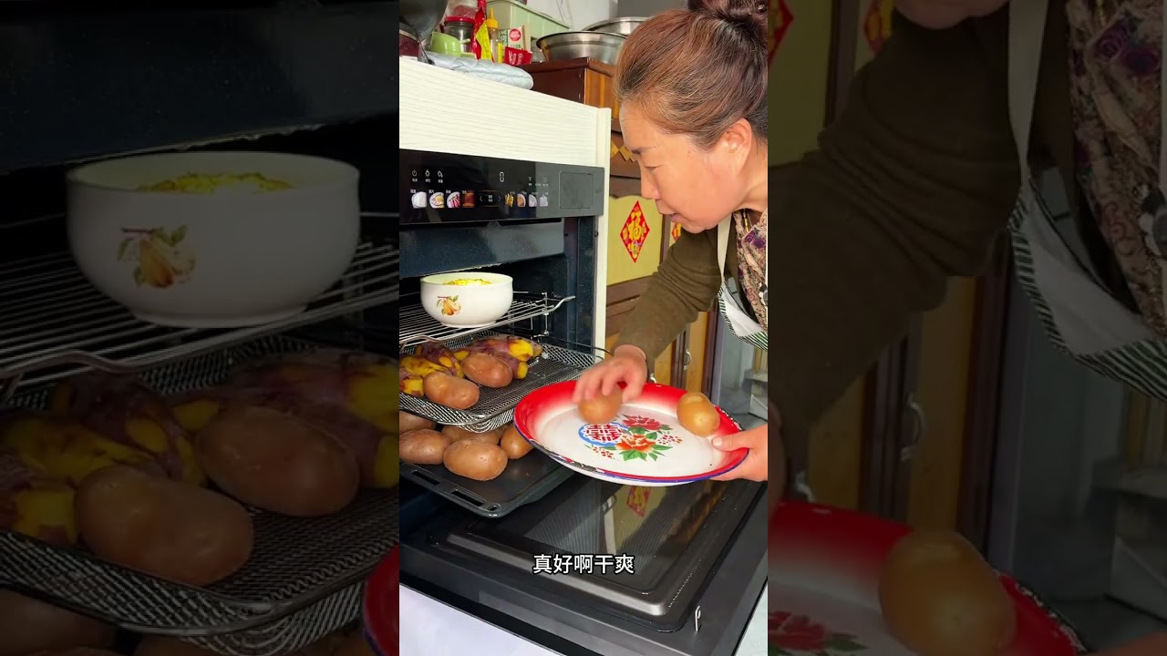 看看俺老婆婆给我做的小猪盖被太香了配上三烀一焖嘎嘎哇塞！#乡村美食#记录我的农村生活 ＃美的知味