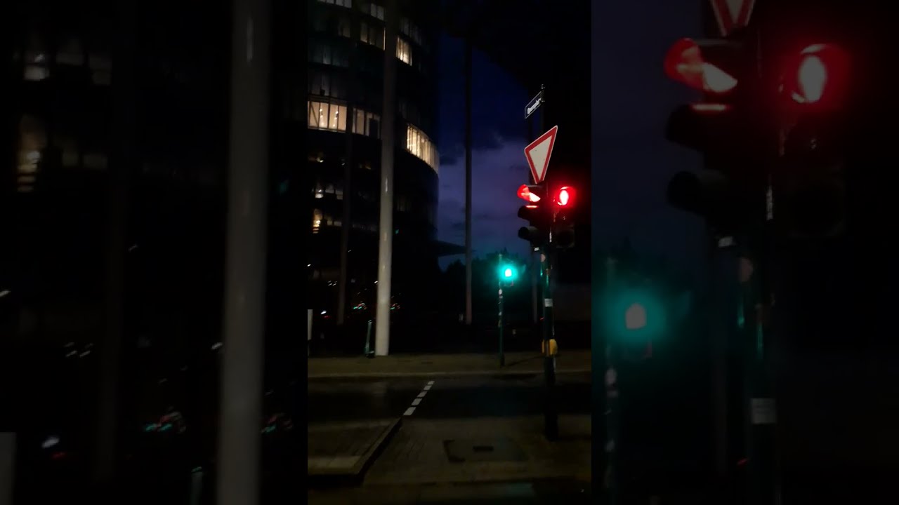 Gewitter am RWE-Turm und Aalto-Theater Im Dunkeln und bei Regen mit Straßenbahn (in der Stadt Essen)