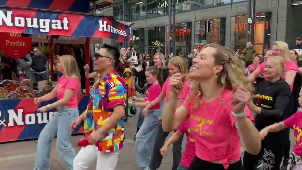 Bara bada bastu Flash Mob in Kamppi Helsinki 2025
