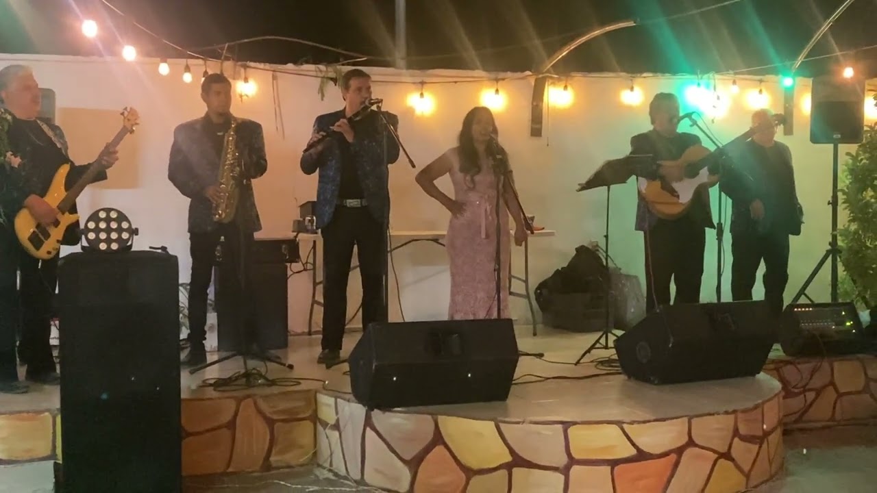Doña Irene cantando “Tus desprecios” con Los Montañeses del Álamo”