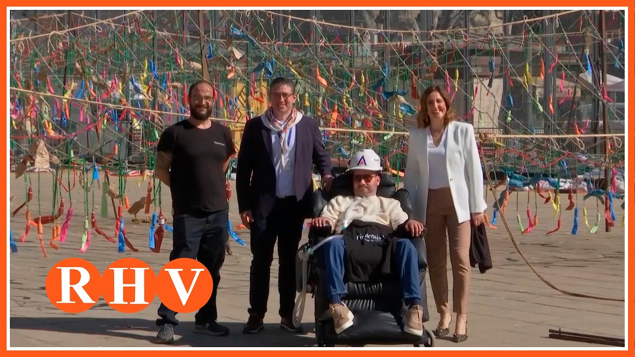 María José Catalá visita amb Jordi Sabaté el muntatge de la mascletà