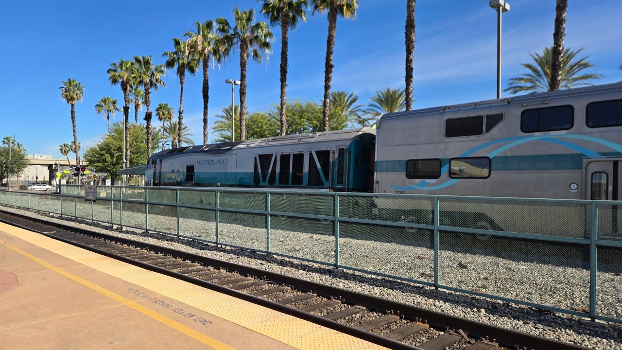 Metrolink M207 at Burbank Downtown Station with SCAX #911 EMD F125 and #656 Cab Car