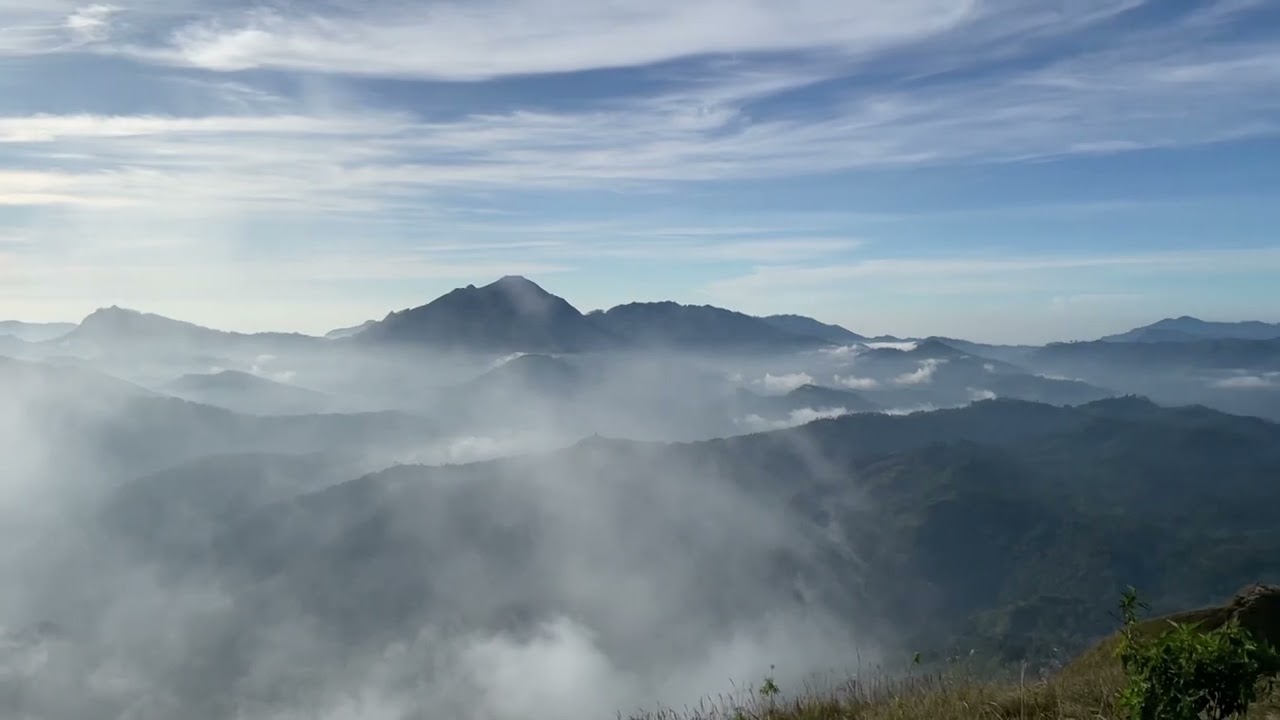 Best Hike in Sri Lanka 🇱🇰 | A beautiful summit view from Narangala Mountain #ceylonyathri