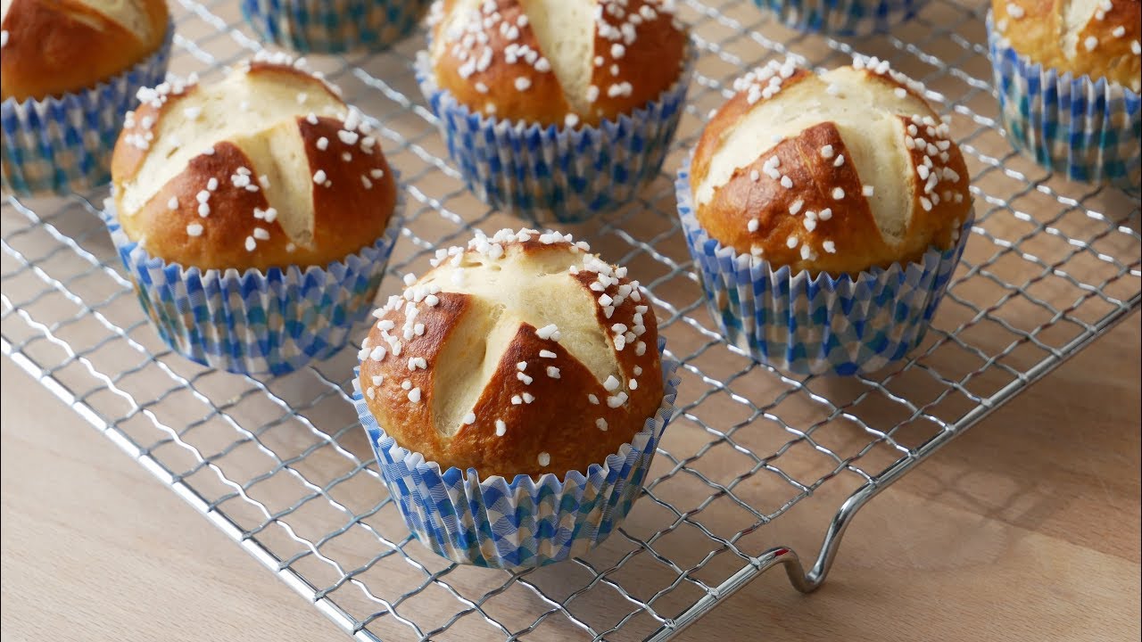 Laugenmuffins Backen (Rezept) || Pretzel Muffins (Recipe) || [ENG SUBS]