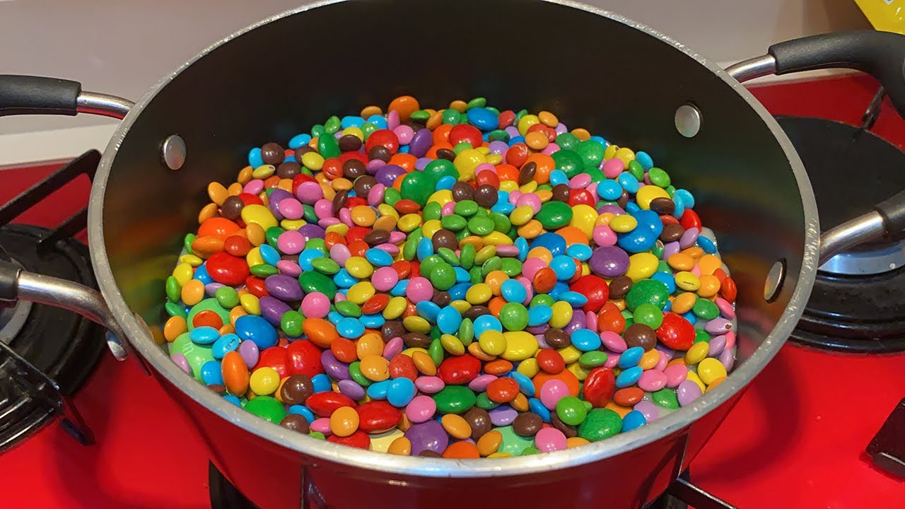 FIZ UM MEGA BRIGADEIRO COM TODOS OS CONFEITOS DO MERCADO!! (Ficou estranho?!)