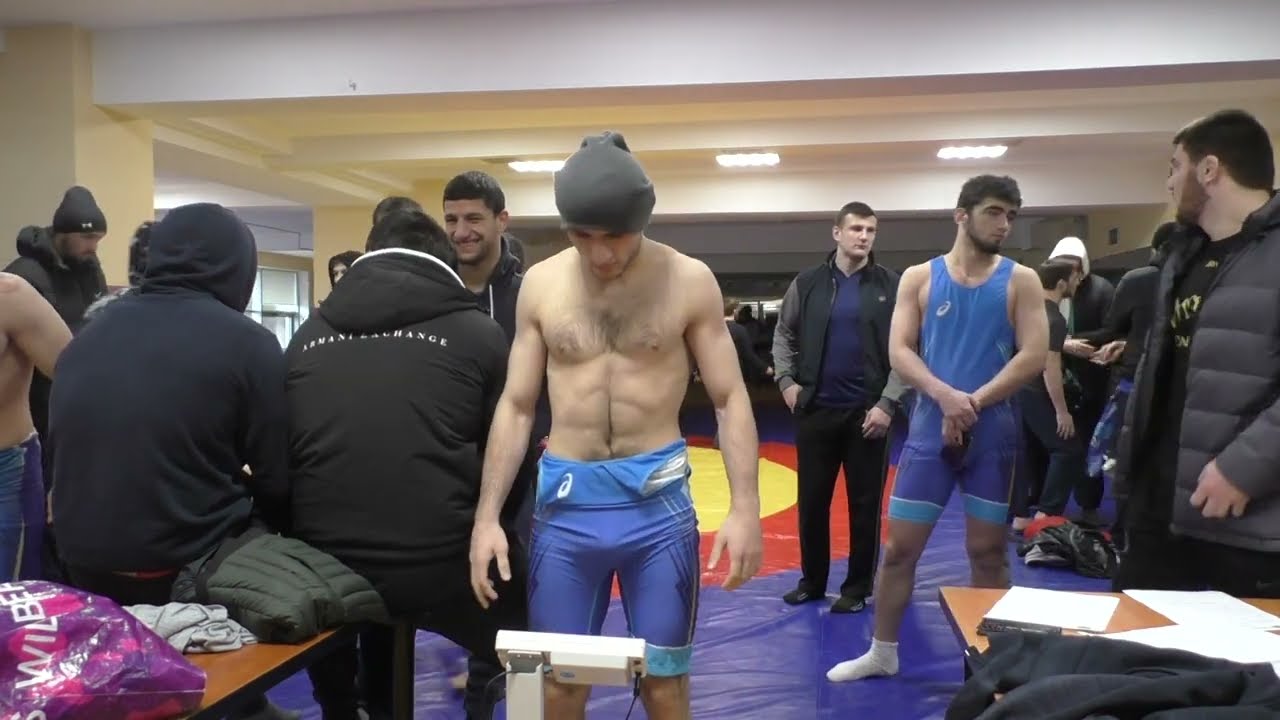 Взвешивание борцов до 79 кг.