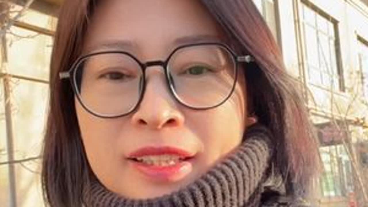 妈妈都舍不得孩子离开，可是孩子也有自己生活一晃年过完了，送孩子去上班，今天蜜颜皙 玻尿酸 抗皱紧致次抛精华做活动，今天多给我们十只，它补水保湿淡化干纹细纹，非常好用 #美美的