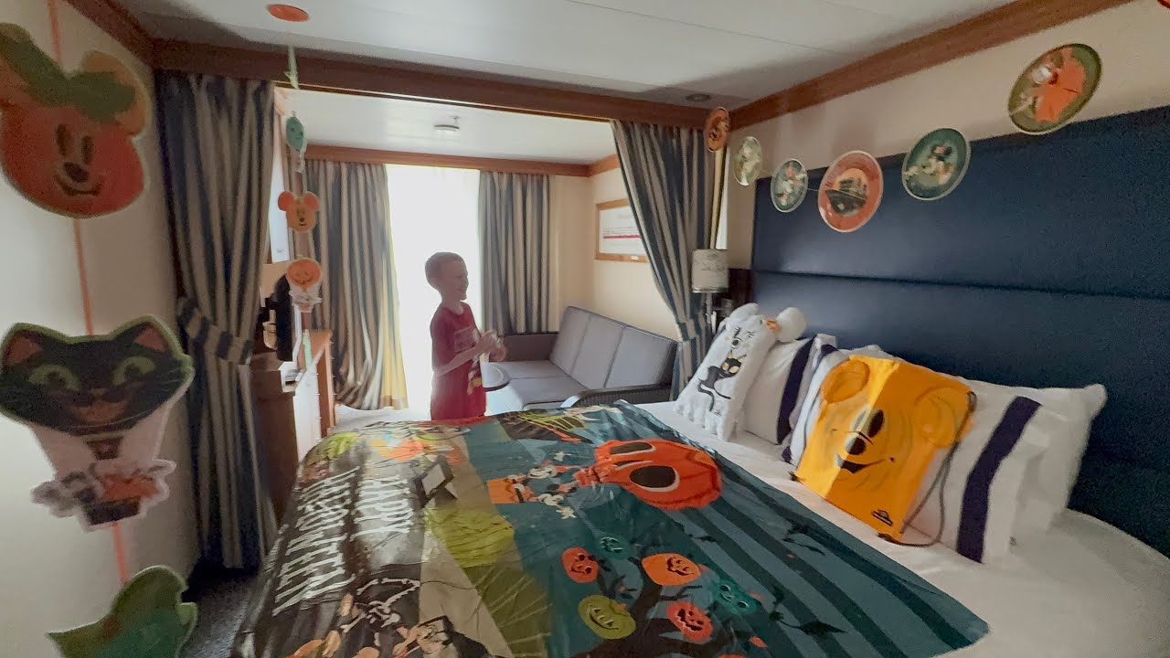 Disney Magic: Круиз «Хэллоуин в открытом море», день первый, каюта Navigator Veranda и ресторан