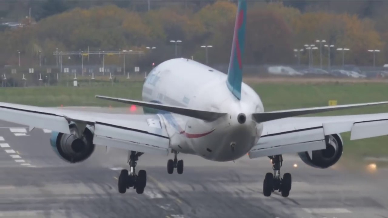 G&uuml;cl&uuml; k&uuml;lək təyyarə pilotlarını &ccedil;ətin vəziyyətə saldı