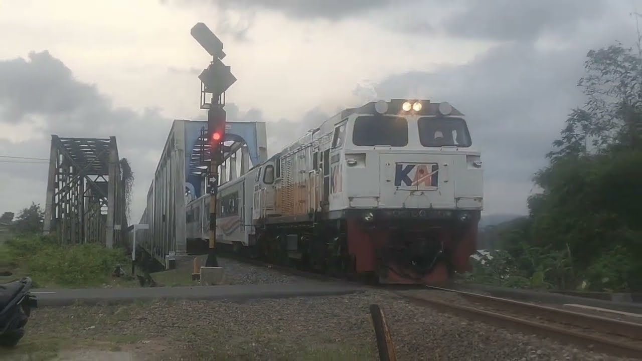 #railfansindonesia Di jembatan serayu maos #kamalabar dan #purwojaya