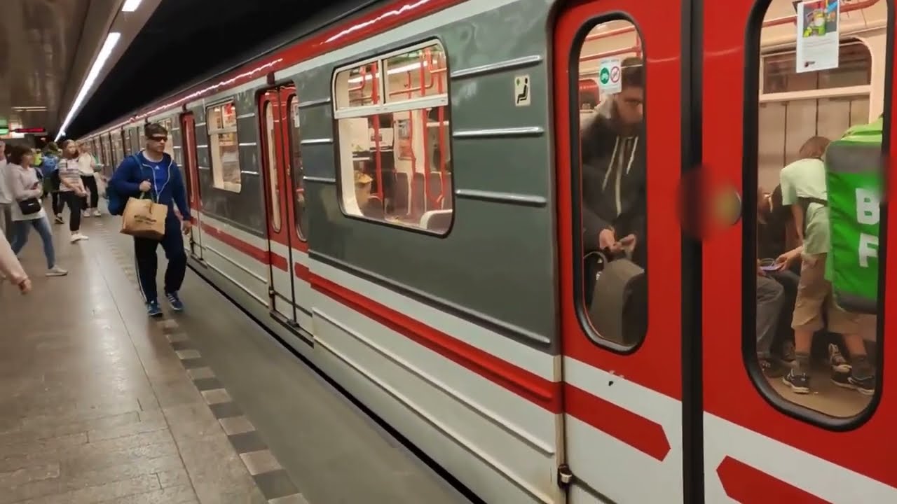 Př&iacute;jezd a Odjezd ve stanici Dejvick&aacute; (81-71M 3396 - 3397 a 3376 - 3377)