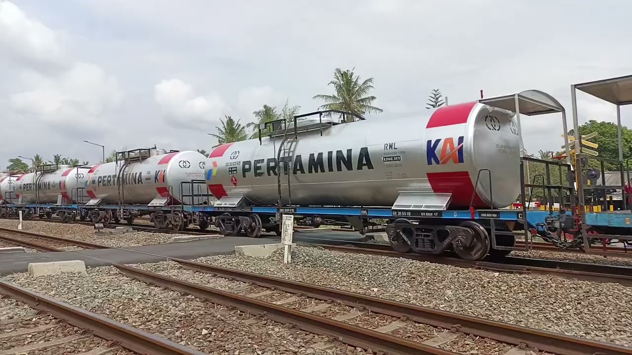 Kereta Pertamina di Stasiun Rewulu Terbaru