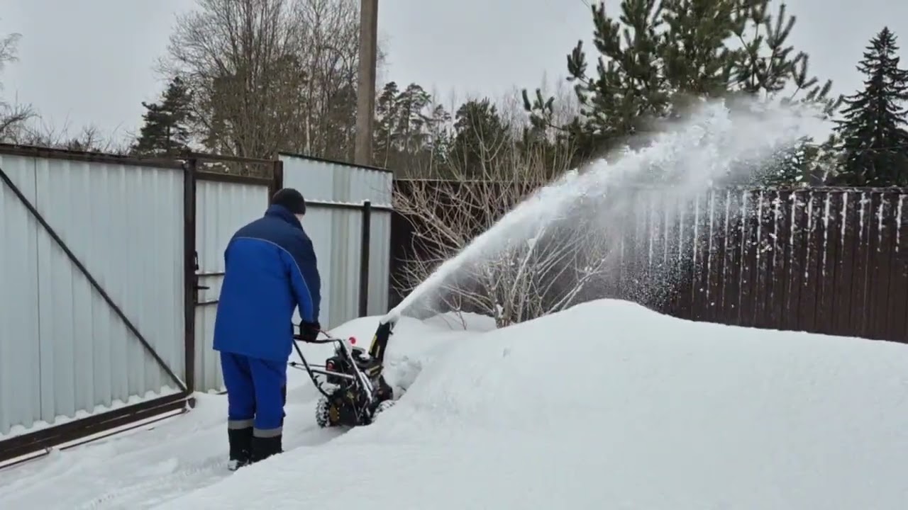 Снегоуборочная машина в действии