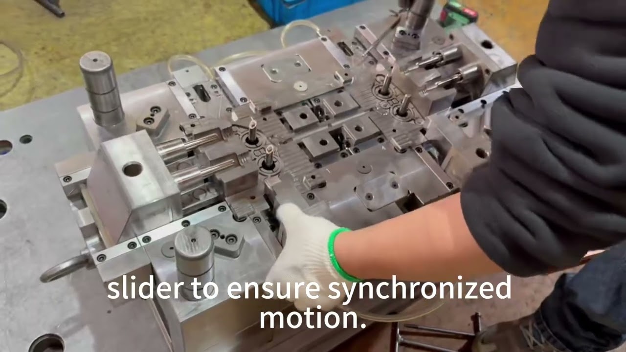 How injection molding slider work