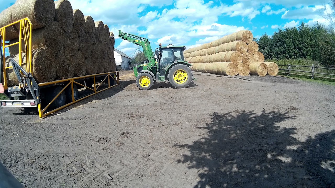 Kilka ujęć wożenie i układanie słomy 2021 z jelonkami ( John Deere 6330 John Deere 5075e )
