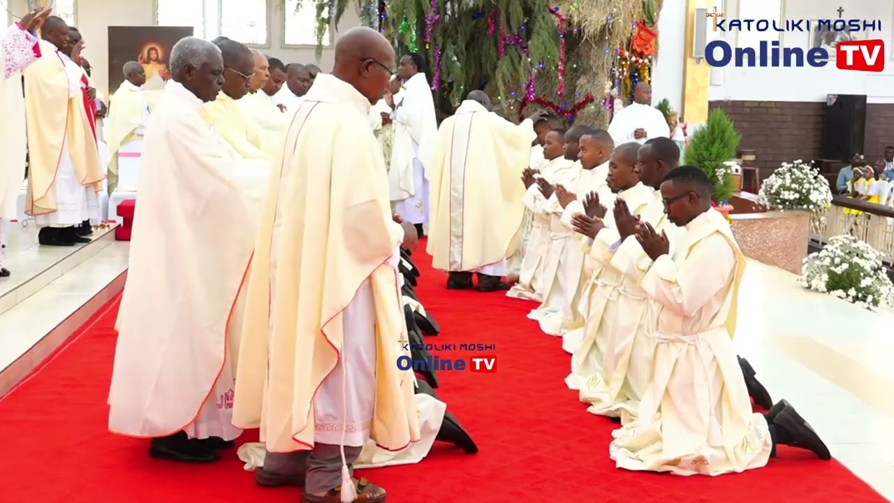 ASKOFU MINDE NA MAPADRE WAWAWEKEA MIKONO NA KUWEKWA WAKFU KWA DARAJA YA UPADRE KUWA MAPADRE  KAMILI