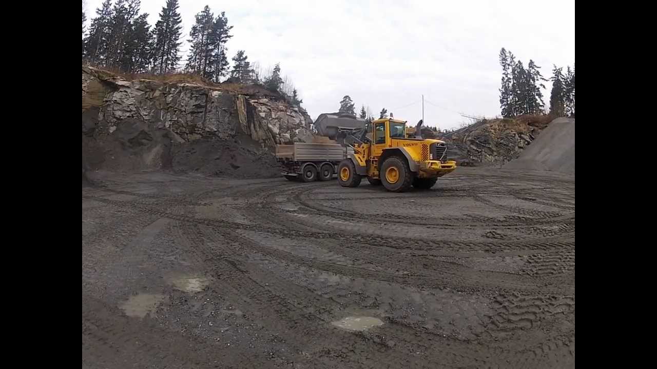 wheelloader. Volvo L110E loading gravel.
