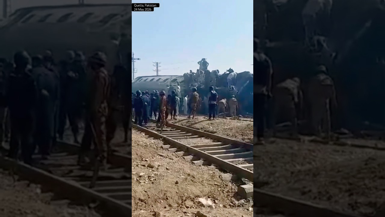 Последствия взрыва бомбы рядом с железнодорожными путями во время прохождения пассажирского поезд...