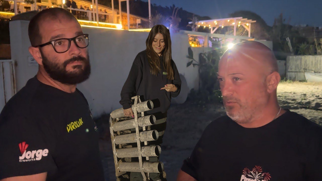 Allestimento e spettacolo con fuochi d'artificio in mare