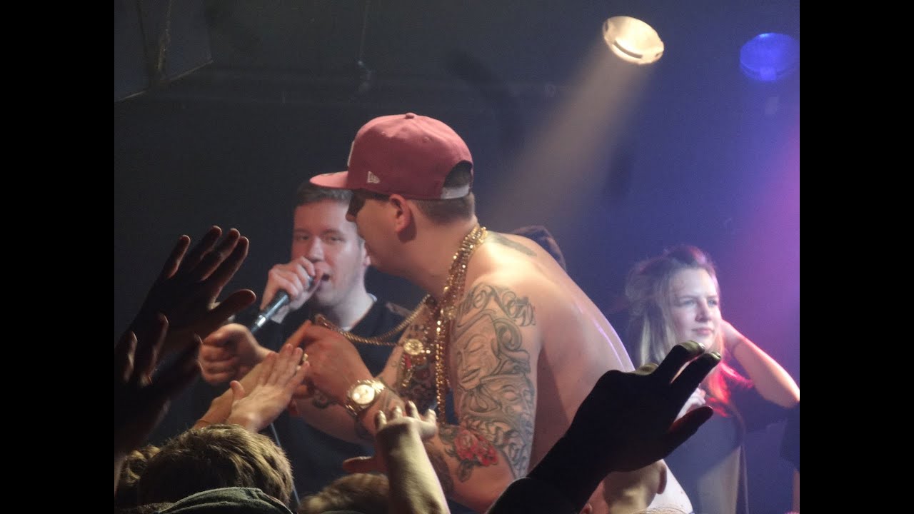 Moneyboy - Crispy Clean feat. Medikamenten Manfred & Hustensaft Jüngling (Live HD)