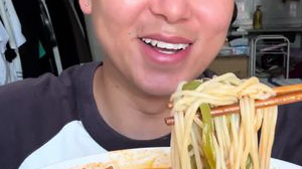 有些人，路过了你的世界，给你带来不一样的色彩，但因为你自己也足够夺目，所以不要沮丧，以后会更好的。#美食 #妈呀太香了 #抖音美食创作者 #越吃越香 #解馋必备