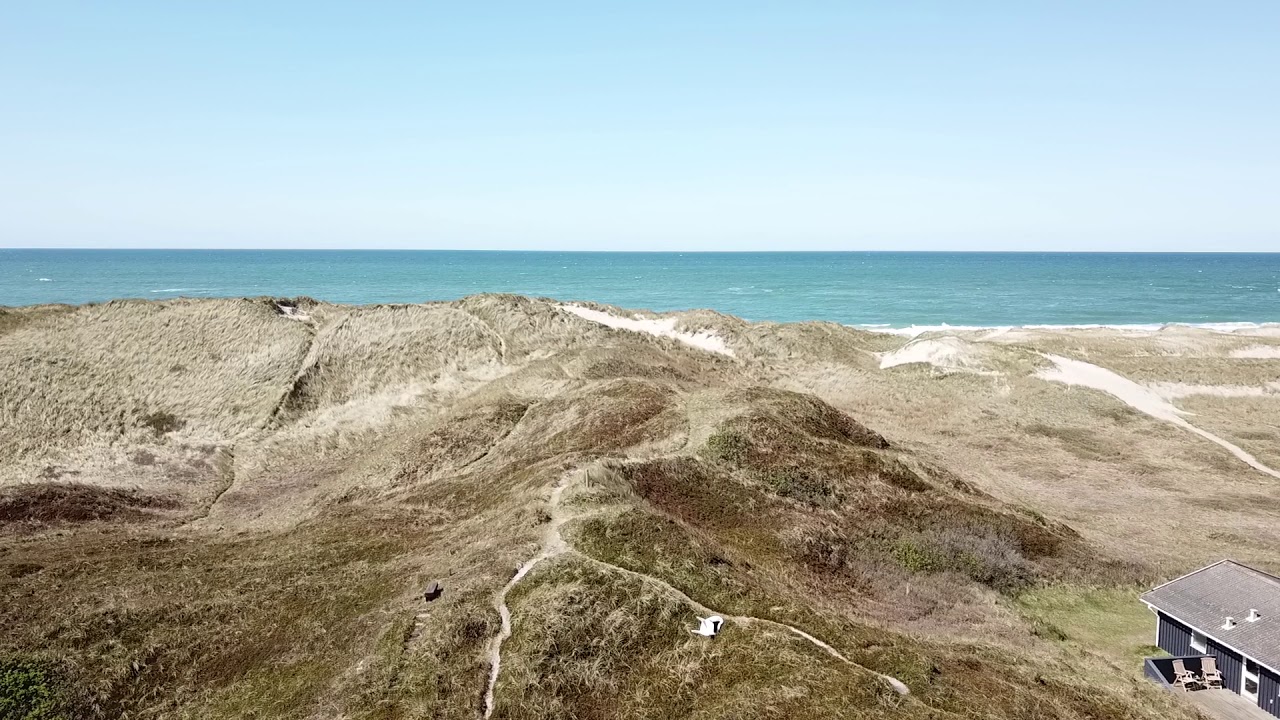 Se her Viktoriavej i Vejlby Klit ved Vesterhavet fra oven.