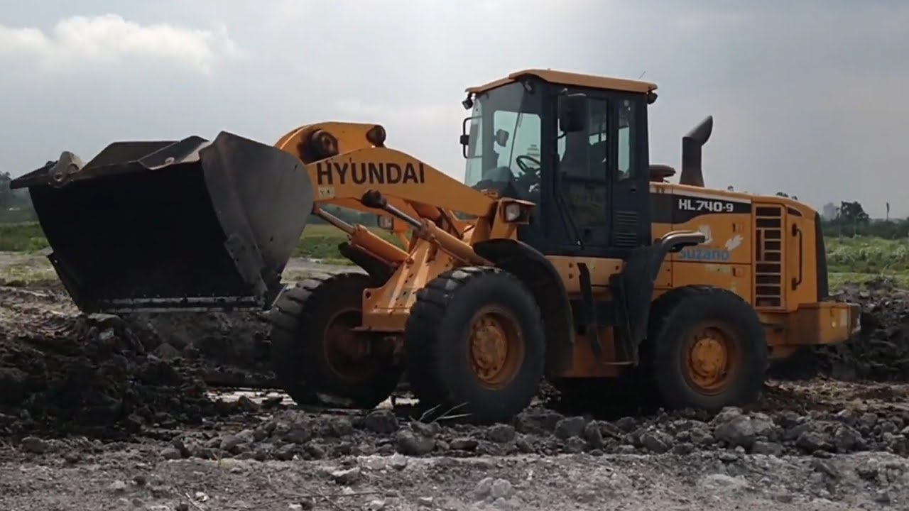 Carregadeiras Hyundai e XCMG completam os caminhões mais tops na terraplenagem em Suzano!!