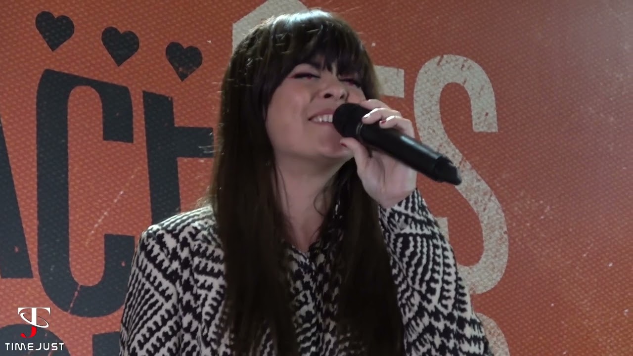 Vanesa Martín canta 