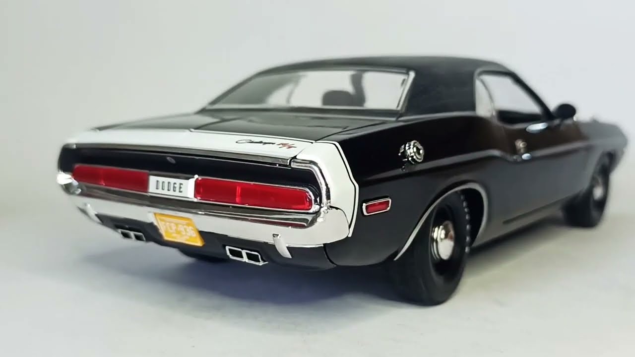 Dodge Challenger R/T 1970 The Black Ghost Модель 1:18