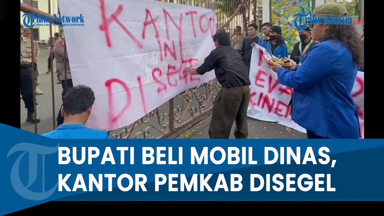 MAHASISWA SEGEL KANTOR PEMKAB TUBAN BUNTUT BUPATI Beli Mobil Dinas Rp 1,2 Miliar, Tuntut Evaluasi
