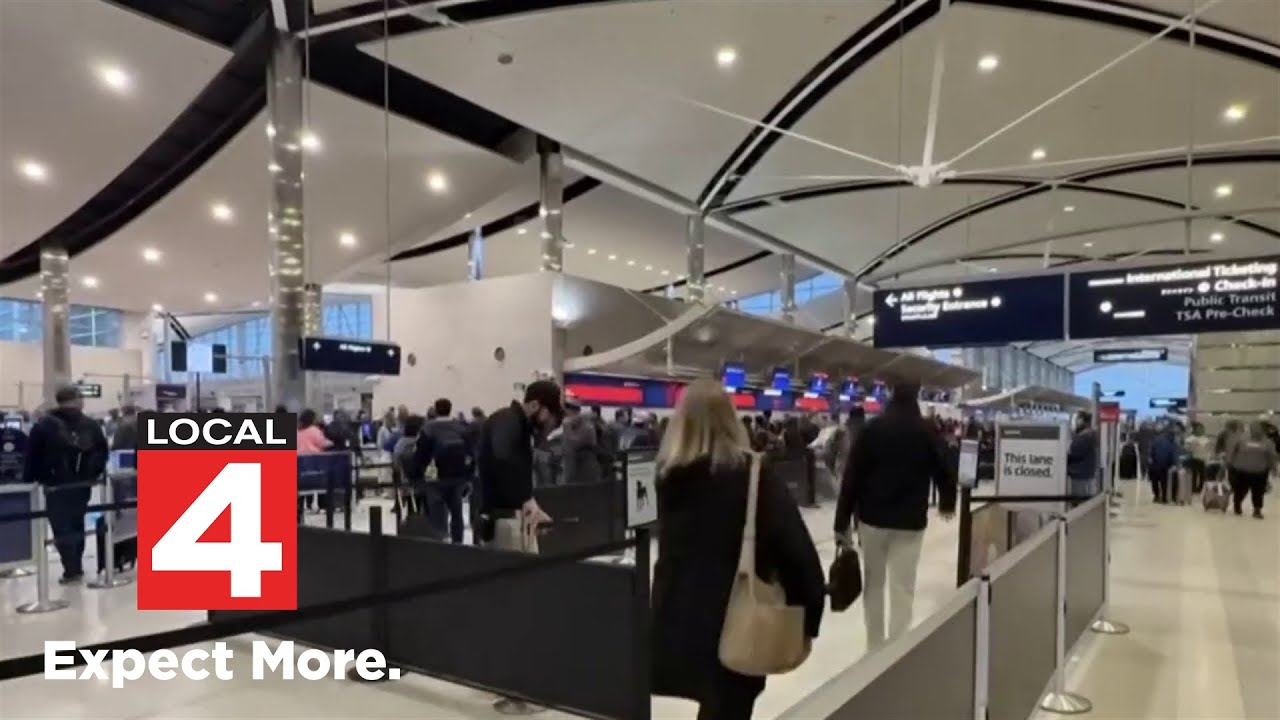 В связи с задержкой выплаты заработной платы сотрудникам TSA, очереди в аэропорту Детройта могут ...