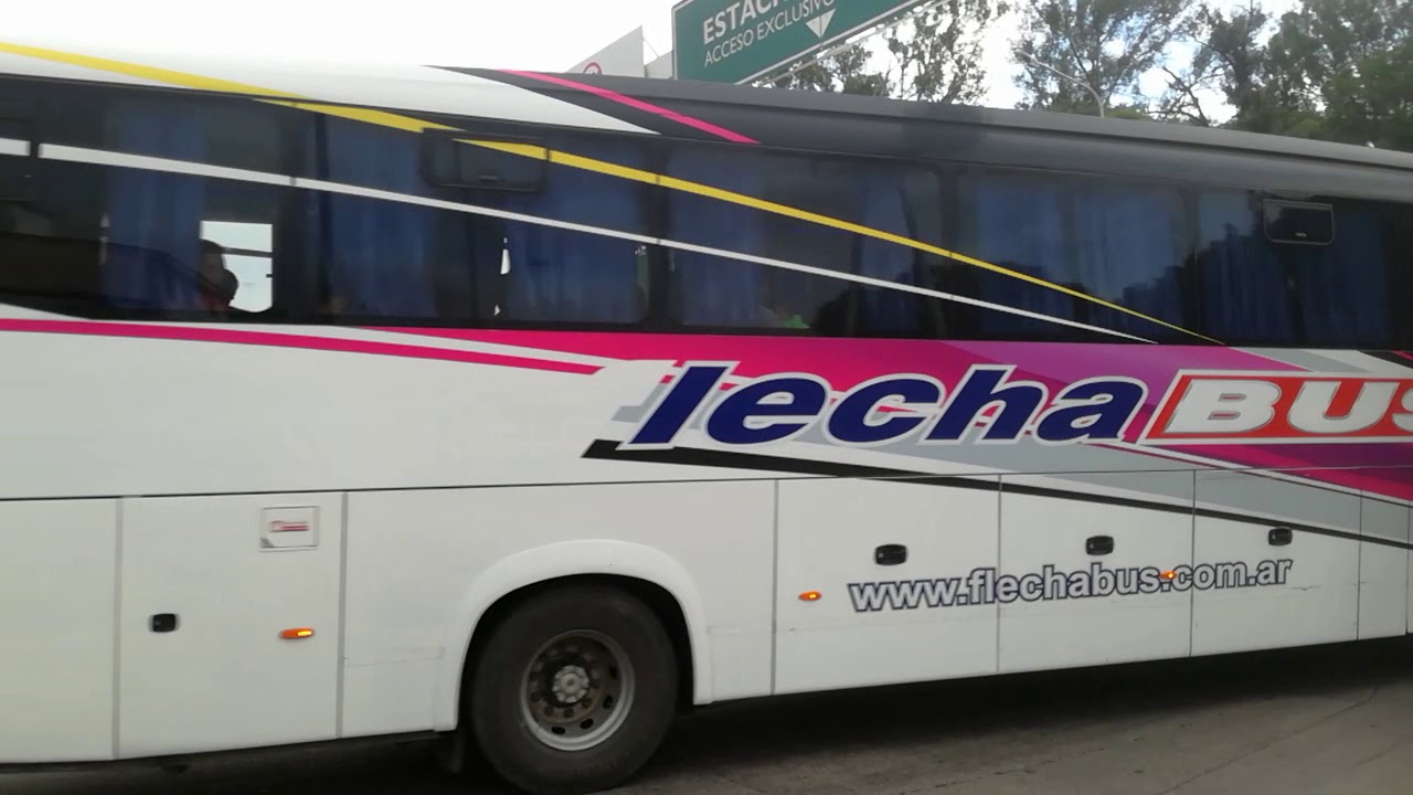 Flecha Bus Comil Campione entrando a la terminal de Salta